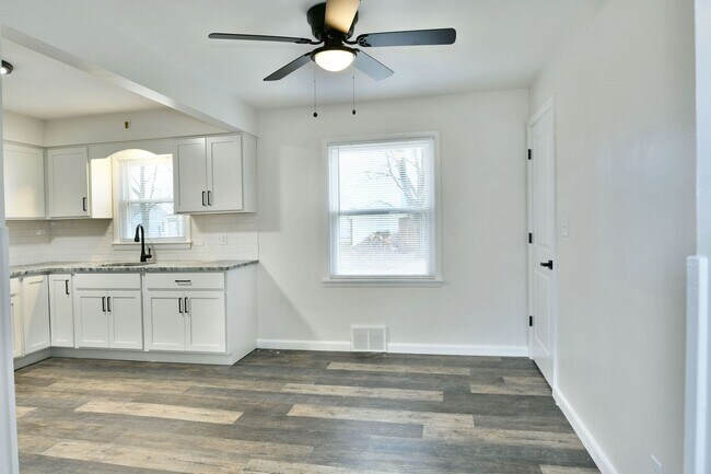 Building Photo - House for RENT in Girard!