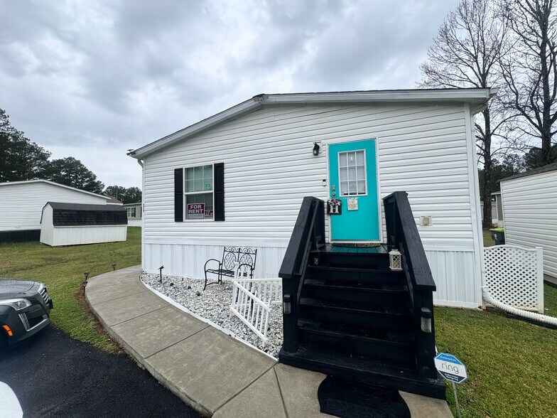 Building Photo - Room in House on Robin Ln