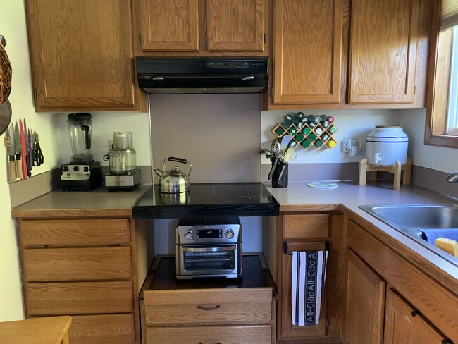 Kitchen - 616 Emerson St SW