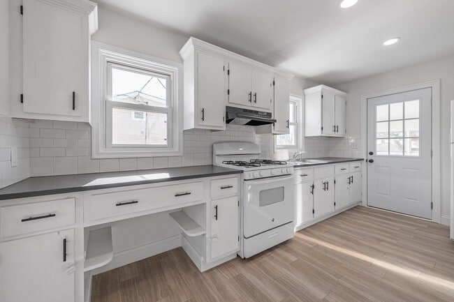 Building Photo - 4924 Greenwood St