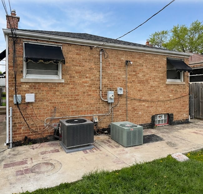 Building Photo - 2321 W 81st Pl