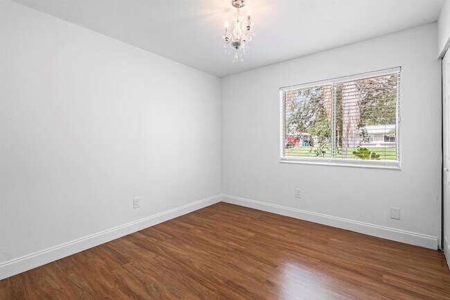 Building Photo - 766 SW Belmont Cir