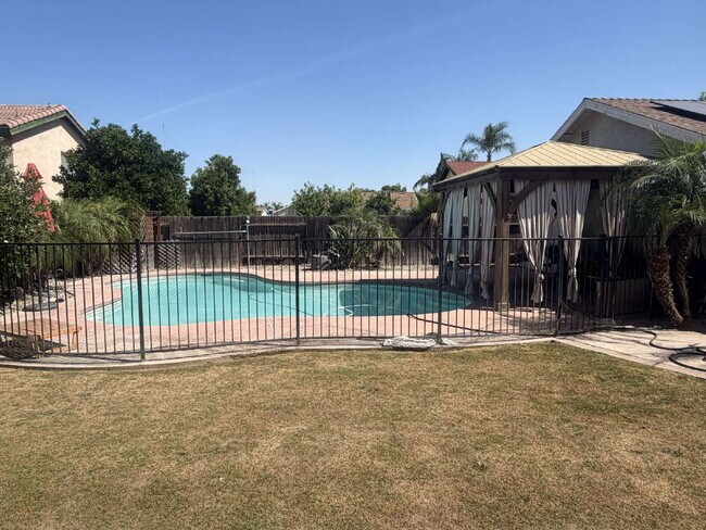 Building Photo - Beautiful 3 Bed / 2 Bath Home with Backyard Oasis & Pool!