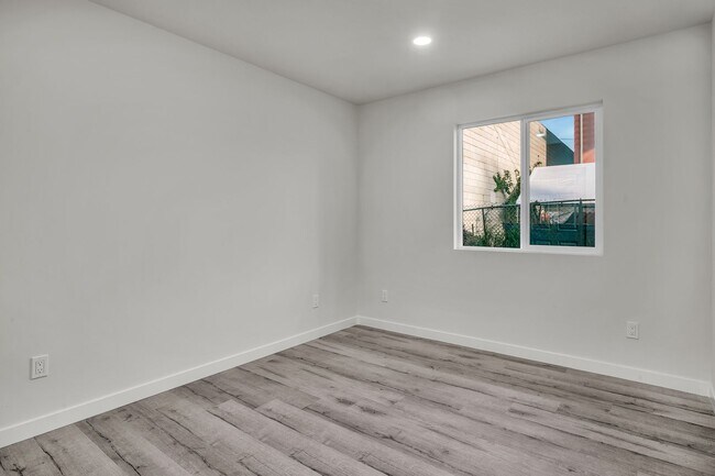 Building Photo - 5842-5840 Denver Ave