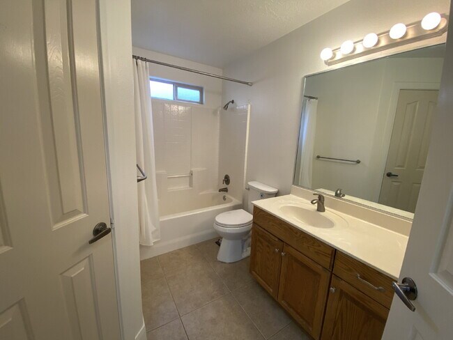 Building Photo - Charming 3-bedroom, 2-bathroom residence in Sagewood at Seven Hills