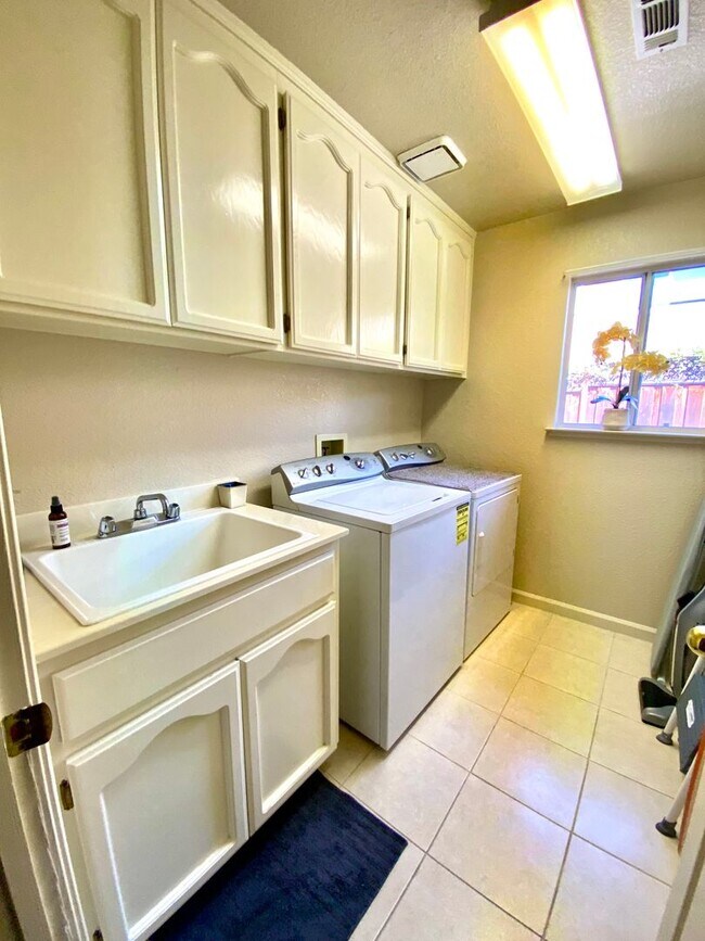 Building Photo - Fully Furnished Single-Family Home in San ...