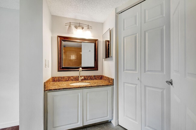 Building Photo - 1110 Lake Shore Dr