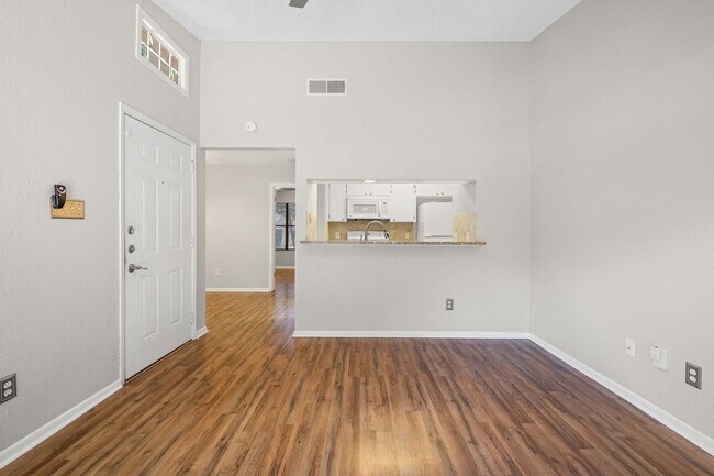 Building Photo - Lovely 1 Bedroom, 1 Bath Condo in South Lamar