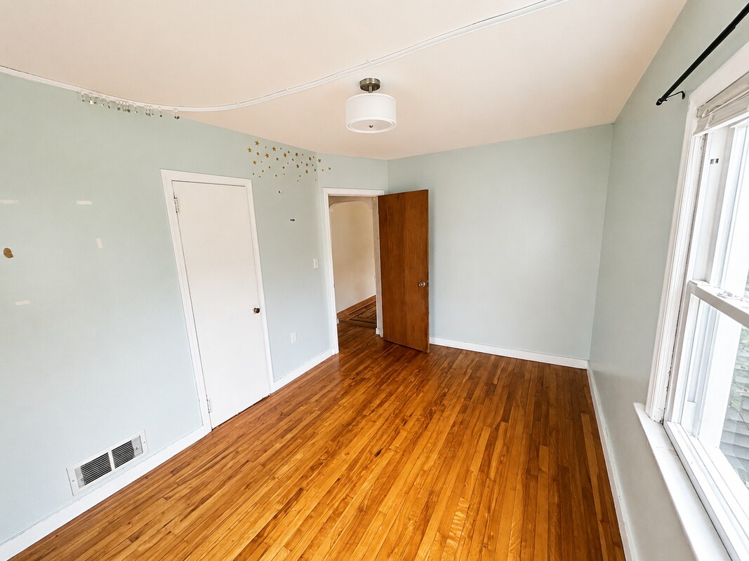 Building Photo - 17 Greenview Ave