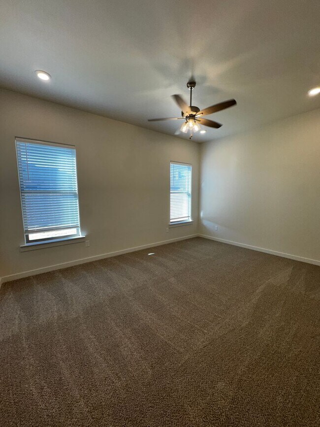 Building Photo - Fabulous Luxury Newer 2026 Build 3/2/2