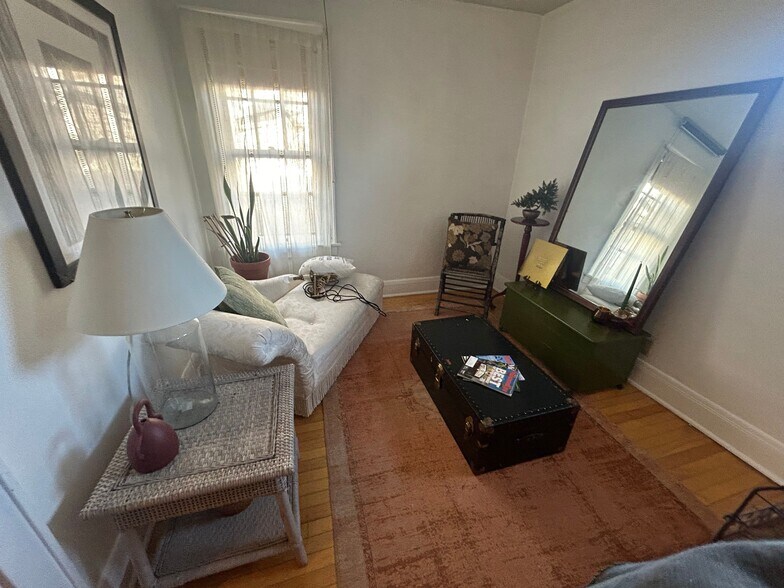 Building Photo - 3012 S Herman St