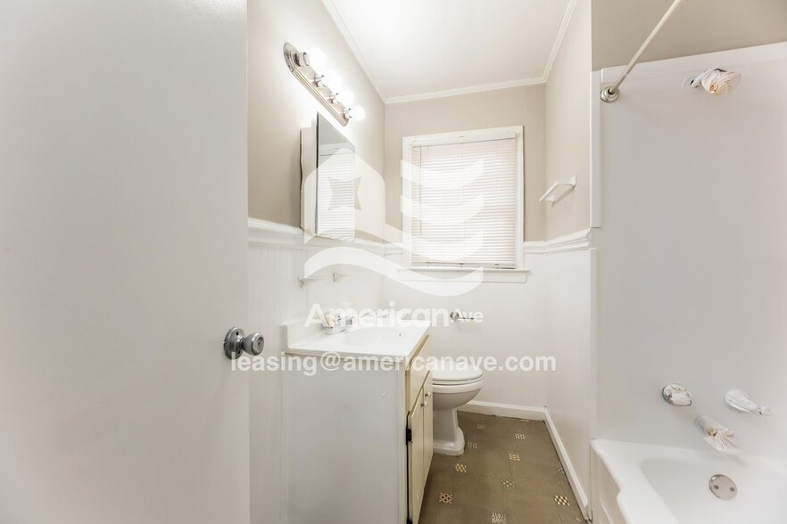 Building Photo - 409 Emma St