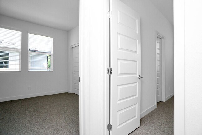 Building Photo - Gorgeous brand new townhome in 3Roots! End...
