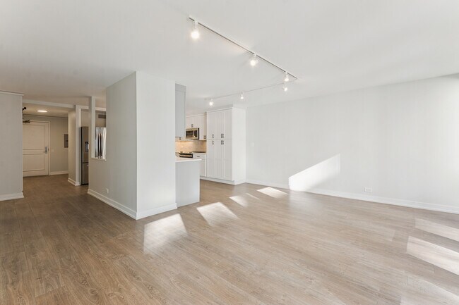 Building Photo - 200 E Delaware Pl