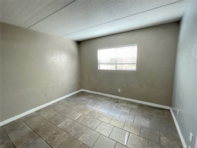 Building Photo - 2 Bedroom 1 Bath condo includes water for $1000