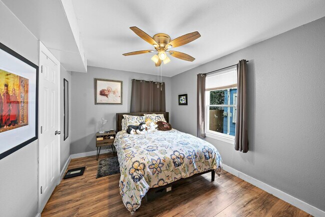 Building Photo - 609 Sealy Ave