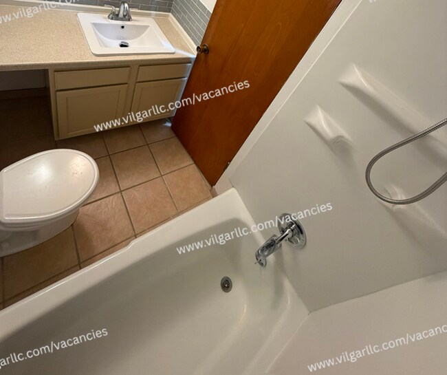 Building Photo - 8841 Schneider Ave