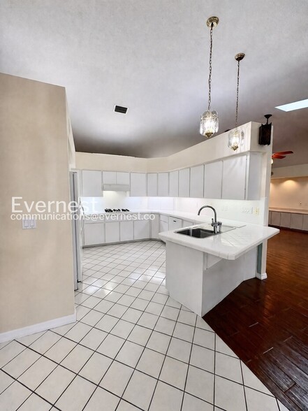 Building Photo - 5609 Rosewall Cir