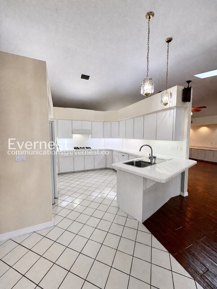 Building Photo - 5609 Rosewall Cir