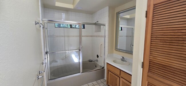 Building Photo - Spacious 3-bedroom, 2-bath multi-family home