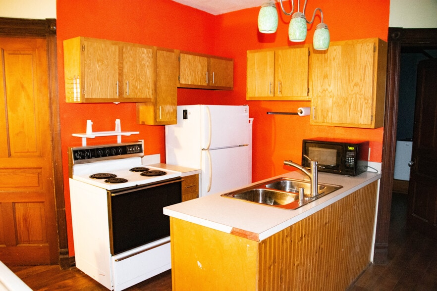 Kitchen - 1331 S Floyd St