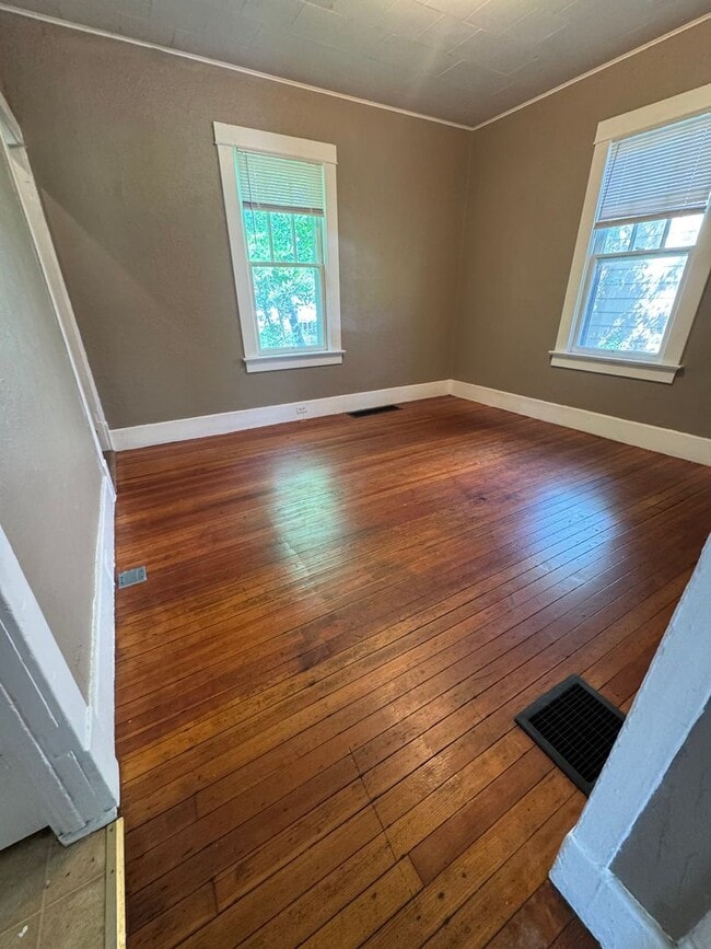 Building Photo - 3 Bedroom, 1 Bathroom Home