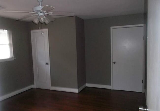 Building Photo - 720 E 12th St