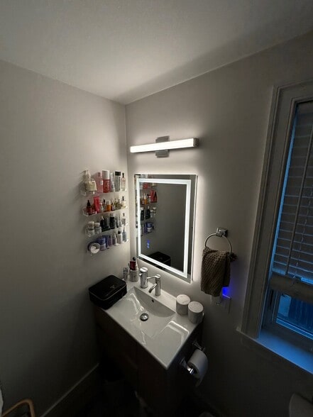 Bathroom - 623 Fitzwater St