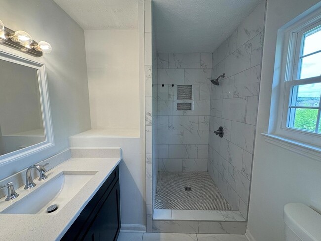 Building Photo - 7918 Holly Hills Dr