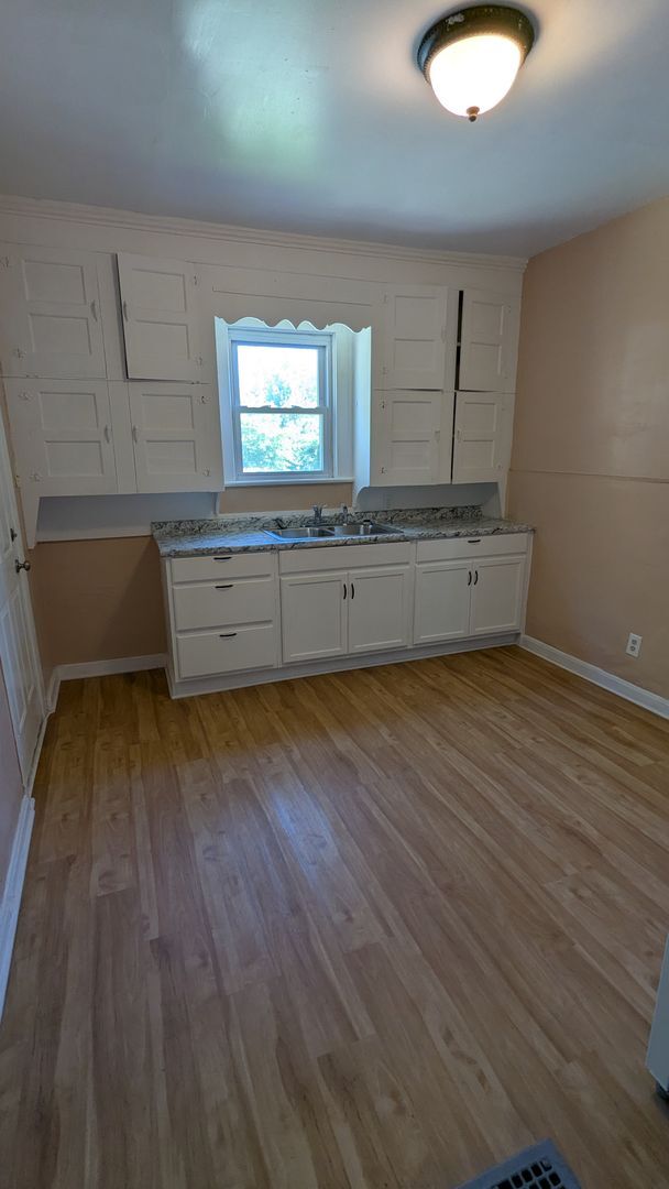 Building Photo - Spacious 4-bedroom, 1.5-bath home in Akron