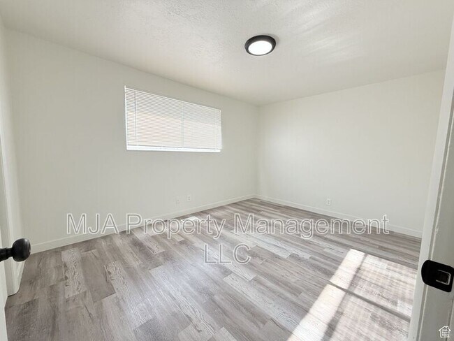 Building Photo - 2564 S 8th E