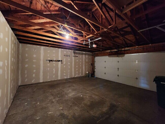 Building Photo - Beautiful 3 Bedroom Home In Great Neighborhood!