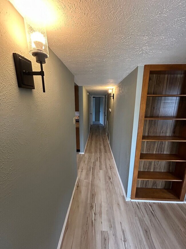 Building Photo - Blend of comfort and convenience