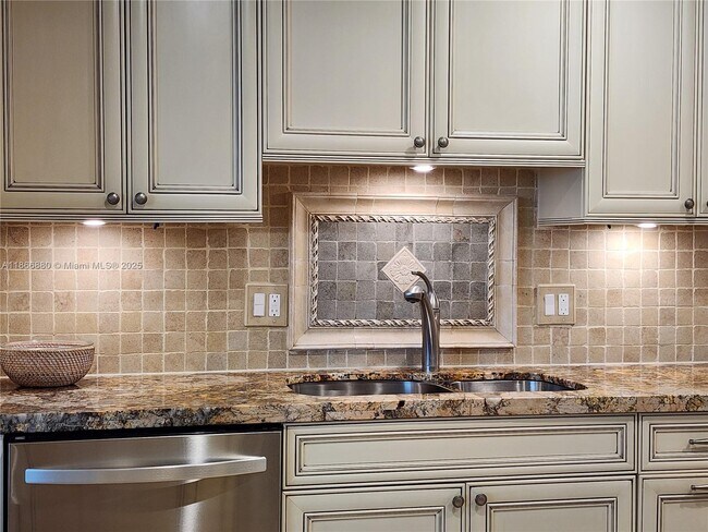 Building Photo - 3505 S Ocean Dr