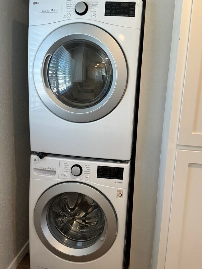 Building Photo - NICE UPSTAIRS UNIT WITH 2 BED 1 BATH IN GR...