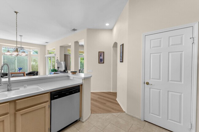 Building Photo - 37468 Westridge Ave