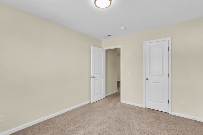 Building Photo - Beautiful FOUR bedroom townhome in Goose Creek!