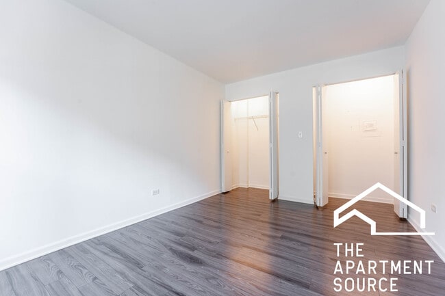 Building Photo - 925 W Carmen Ave