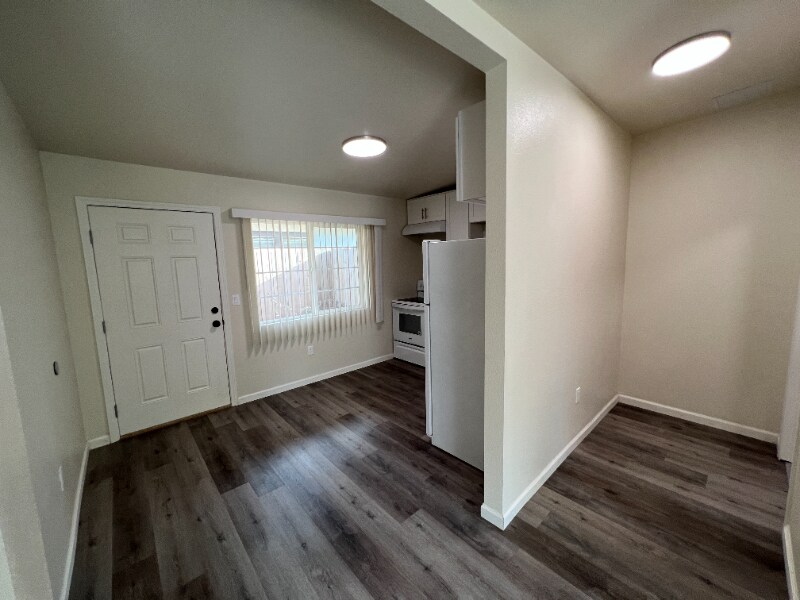 Building Photo - 934 N Van Ness Ave