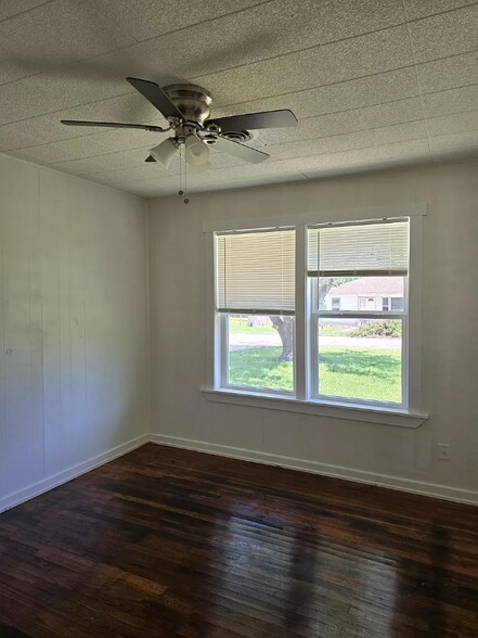 Building Photo - 811 E Navarro St