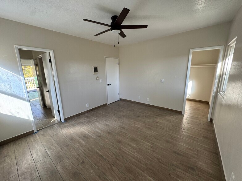 Building Photo - 568 Lomas Santa Fe Dr