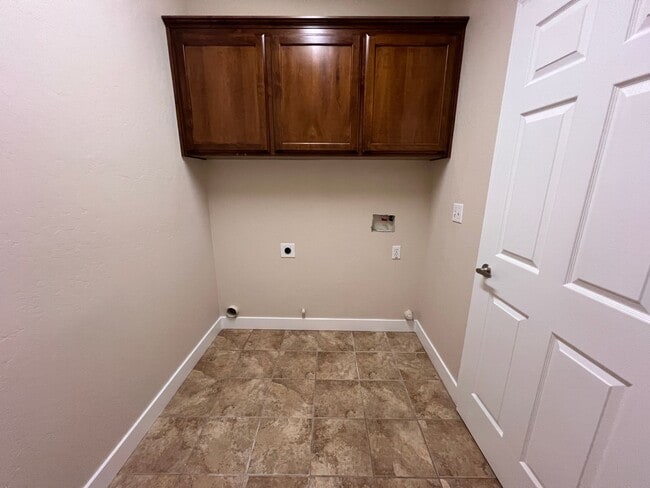 Building Photo - $2,350 Fowler & Shields, 3 Bedrooms - E Co...