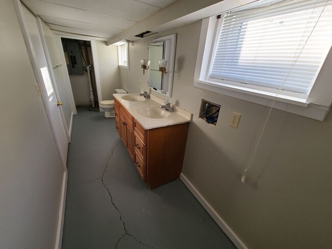 Building Photo - 2 Bedroom Home in Normal