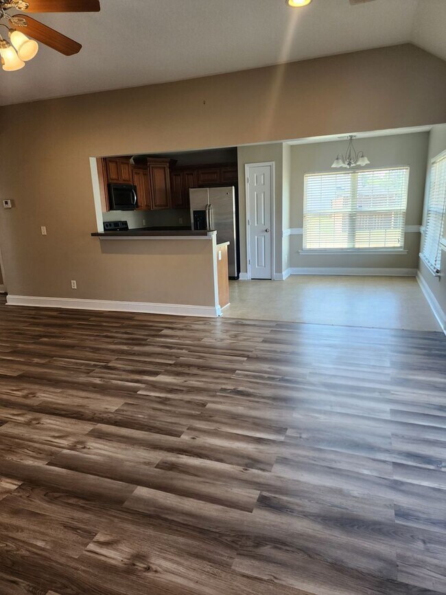 Building Photo - 114 Miller St NE