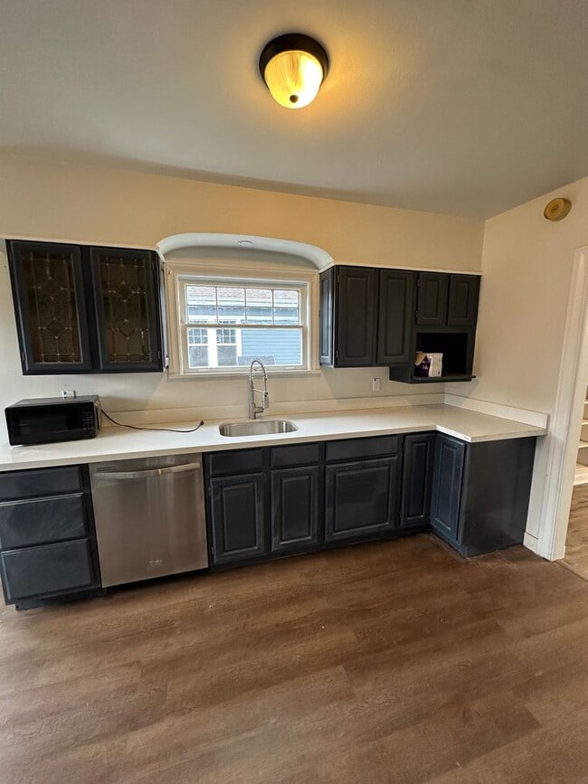 Building Photo - Downtown Remodeled Kent Home with fenced yard!