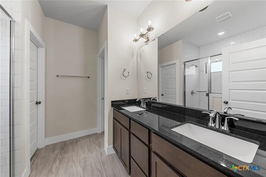 Building Photo - 920 Campbellton Dr