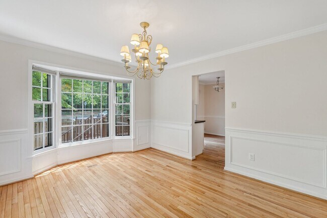 Building Photo - Spacious, Renovated Townhome Near Vienna M...