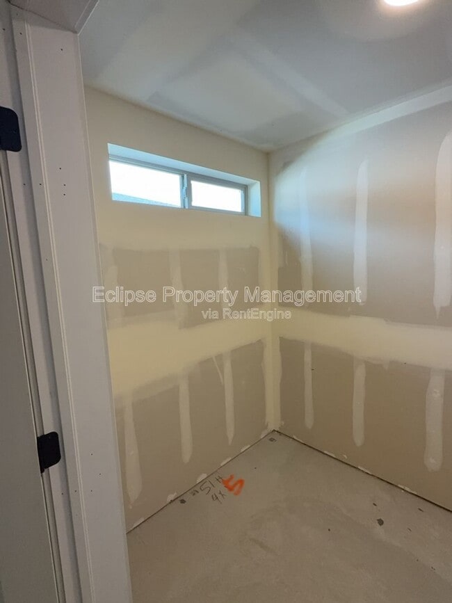 Building Photo - 250 Sasha St