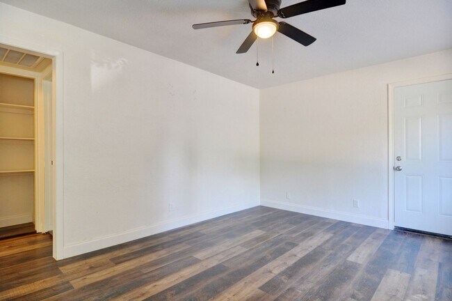 Building Photo - 3 bed 2 bath