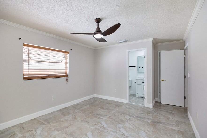 Building Photo - 6804 N Hubert Ave